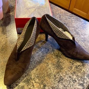 Anne Klein brown booties. Size 10M.